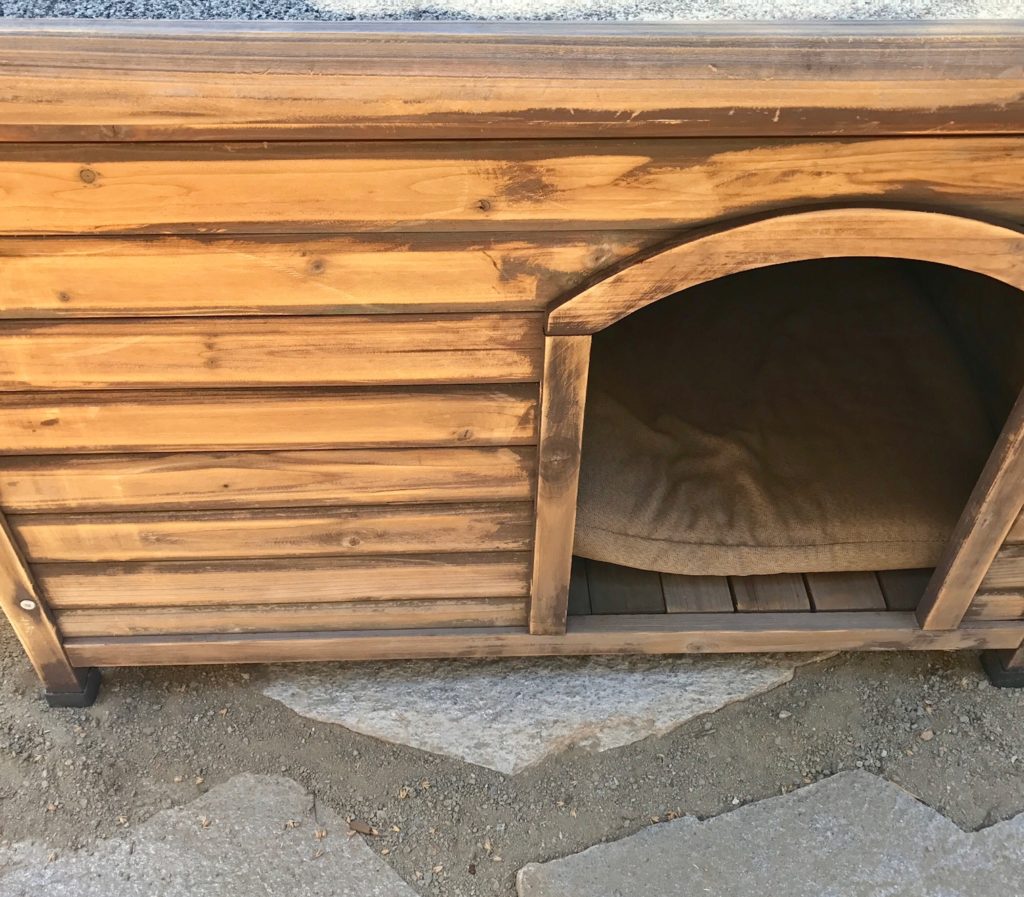 Dog house makeover using spray paint