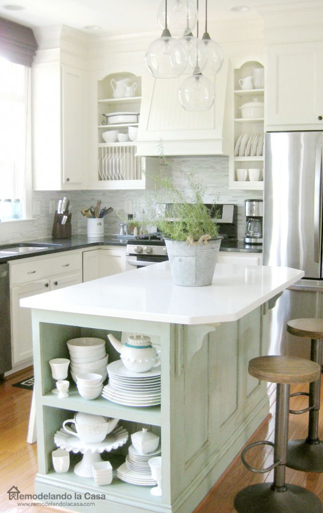 Remodelando la Casa Kitchen with new range hood design 4