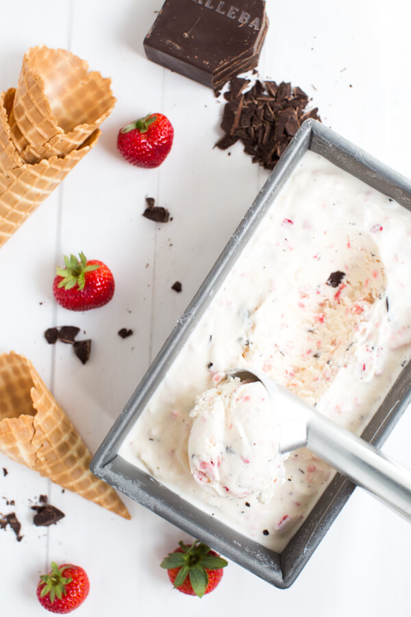 Chocolate-Covered-Strawberry-Ice-Cream_07561