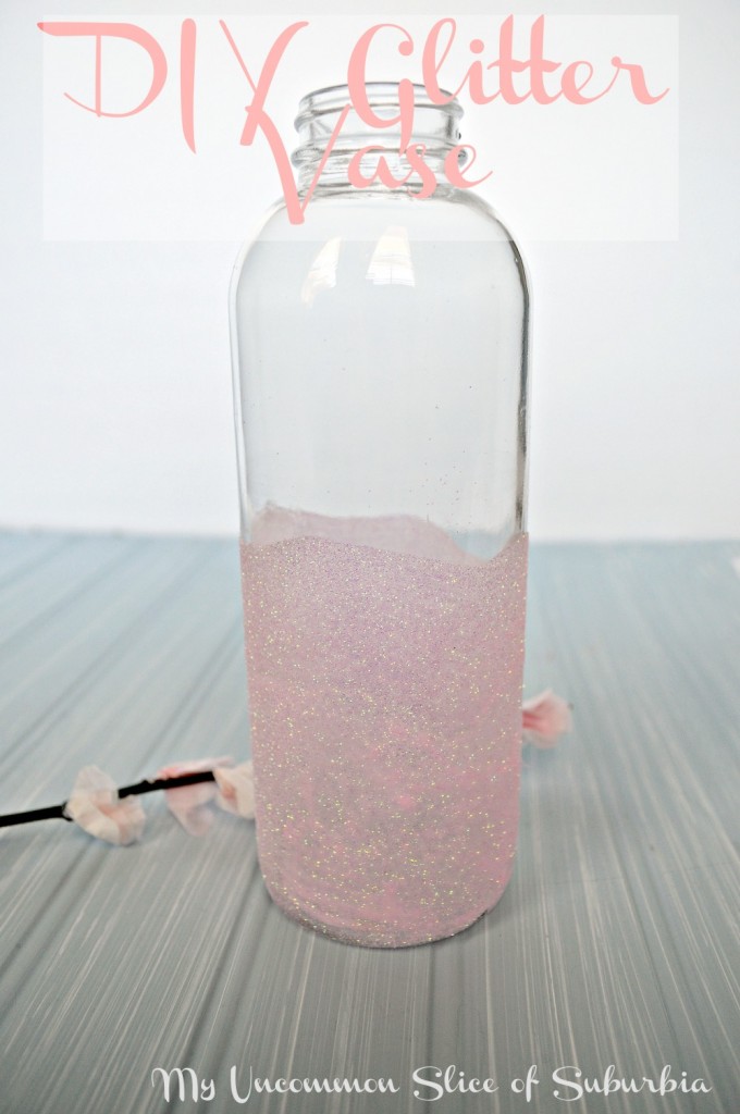 Great and simple step by step tutorial on how to make this beautiful DIY glitter vase!
