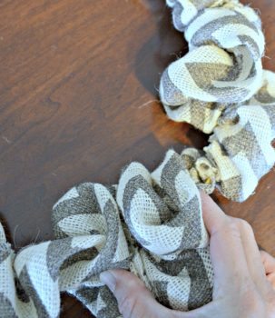 Easy DIY Burlap Wreath - My Uncommon Slice of Suburbia