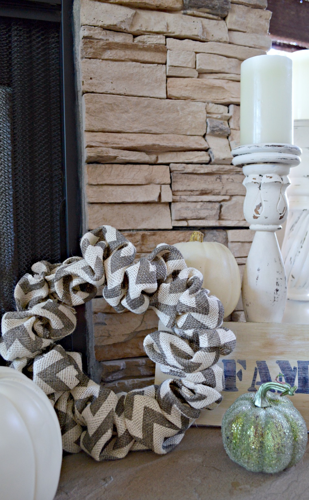 easily-make-a-burlap-wreath