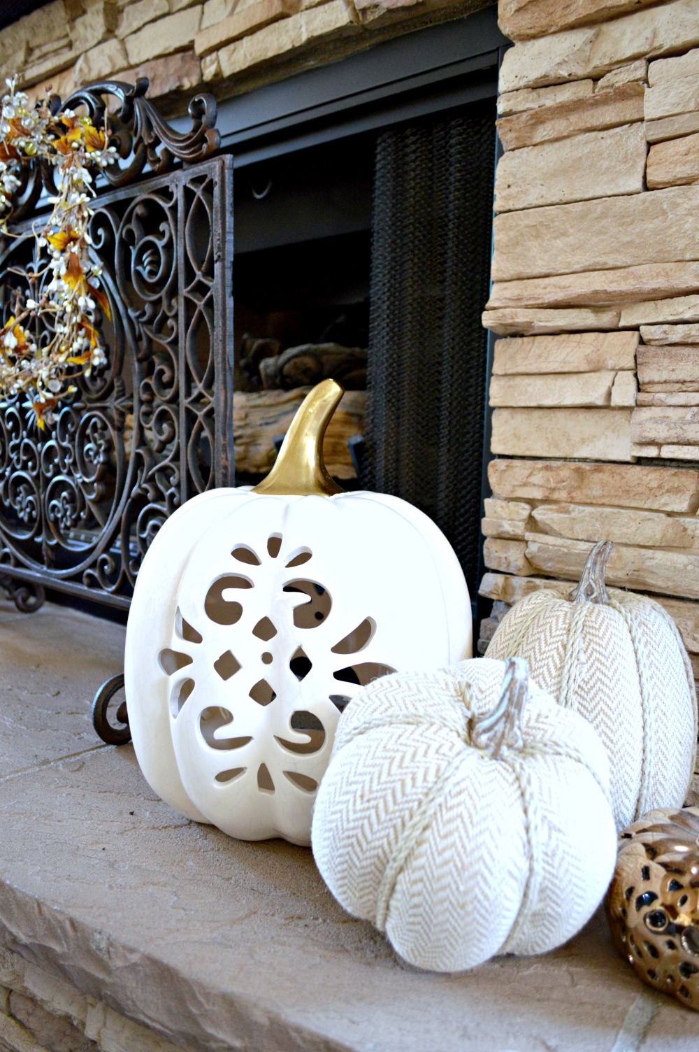 rustic-fall-fireplace-with-burlap-and-ceramic-pumpkins
