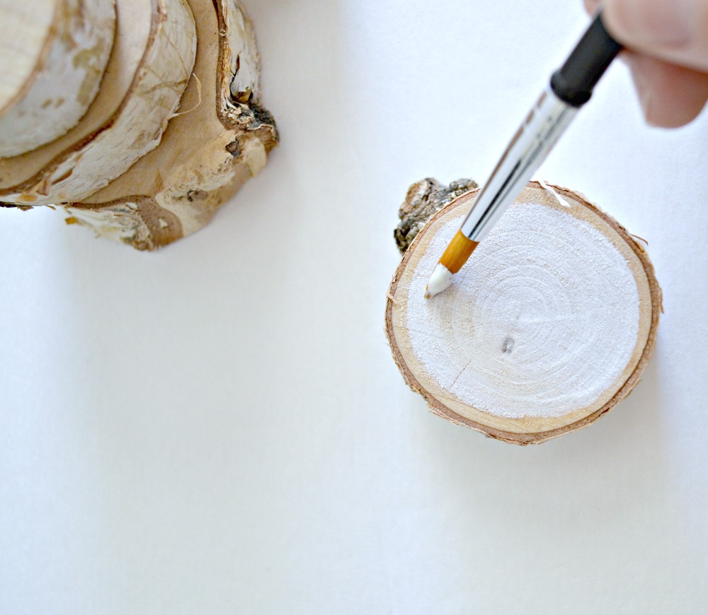 great-tutorial-on-how-to-make-a-birch-wood-ornament