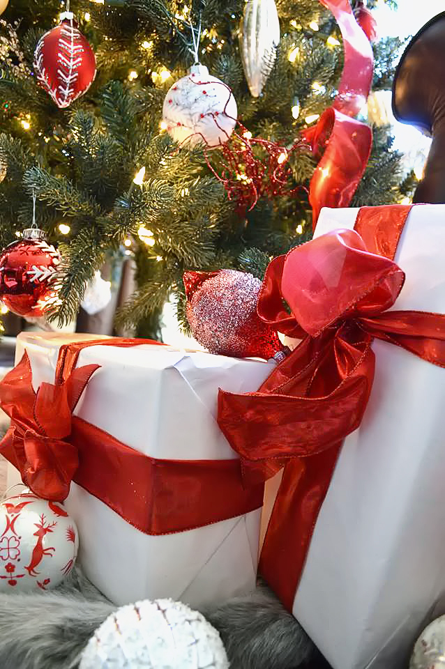 A Scandinavian Red and White Christmas Tree 