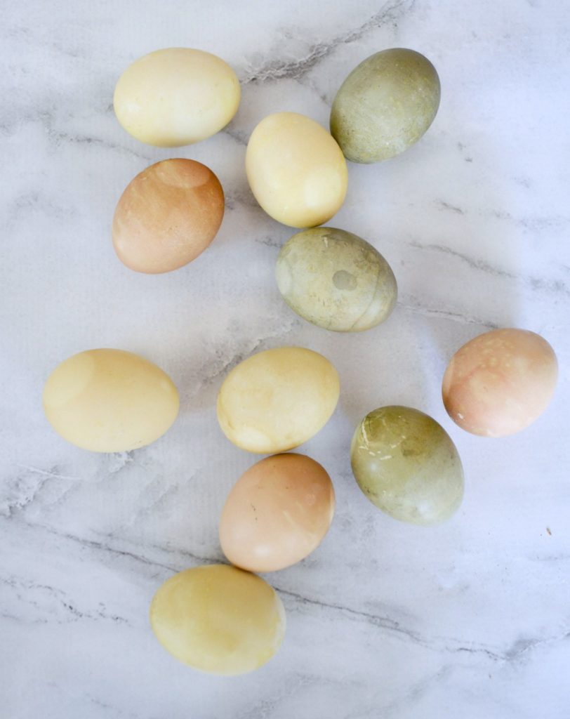 How to dye eggs naturally without using synthetic dyes, the kids will love this!