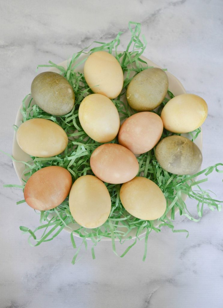 How to dye eggs naturally without using synthetic dyes, the kids will love this!