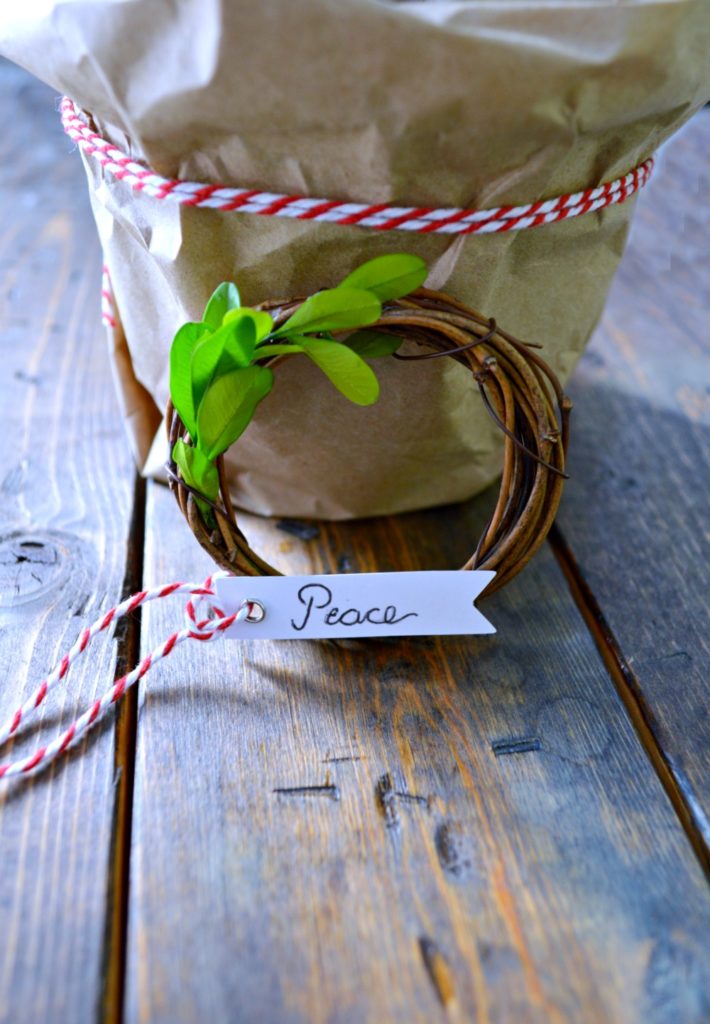 DIY Grapevine Ornament Wreath perfect on the christmas tree, on a present or a table setting!