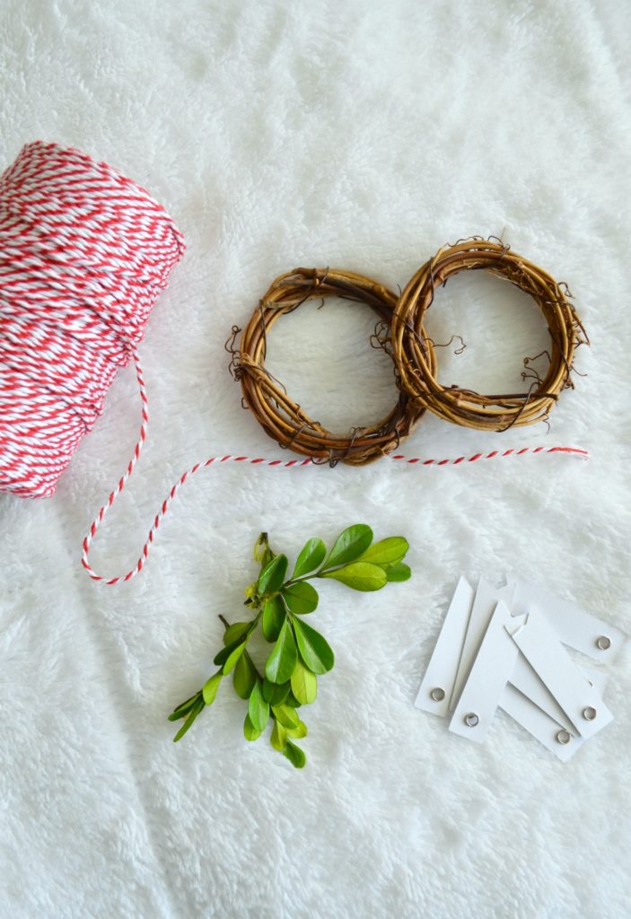 Learn how to make gorgeous Grapevine wreath, would make a perfect Christmas ornament or place setting!