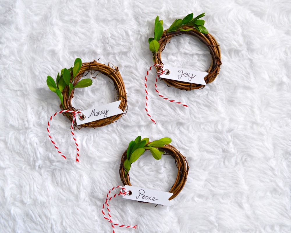 Learn how to make gorgeous Grapevine wreath, would make a perfect Christmas ornament or place setting!