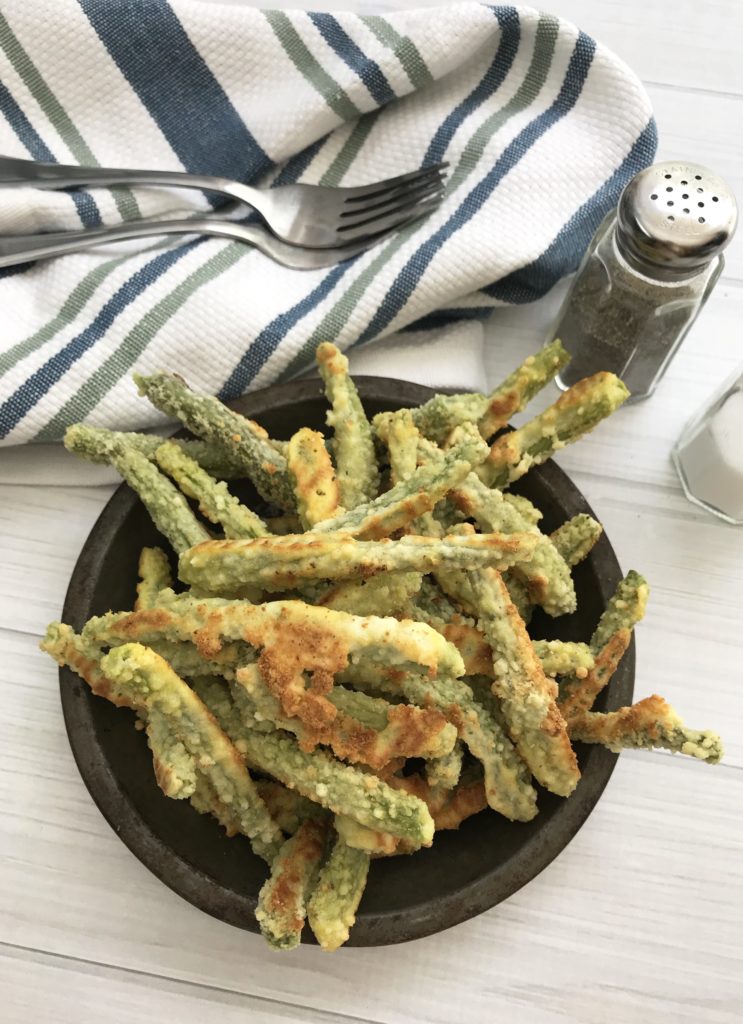 Oven baked green beans, so easy to make and much more healthy then frying! So delicious!