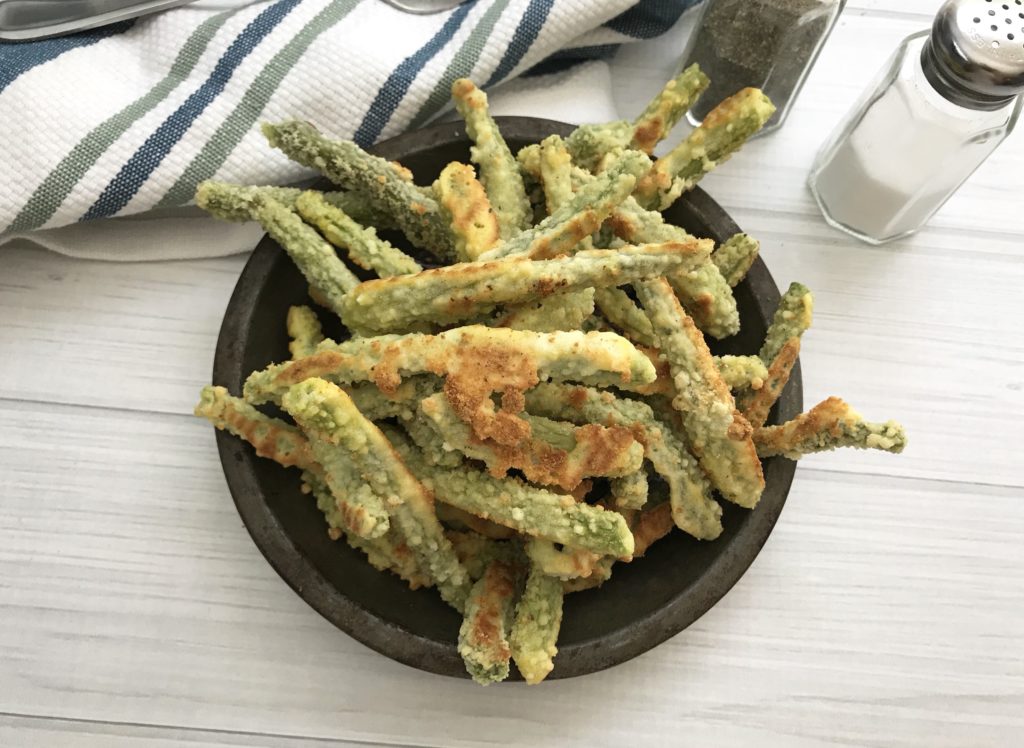 Oven baked green beans, so easy to make and much more healthy then frying! So delicious!