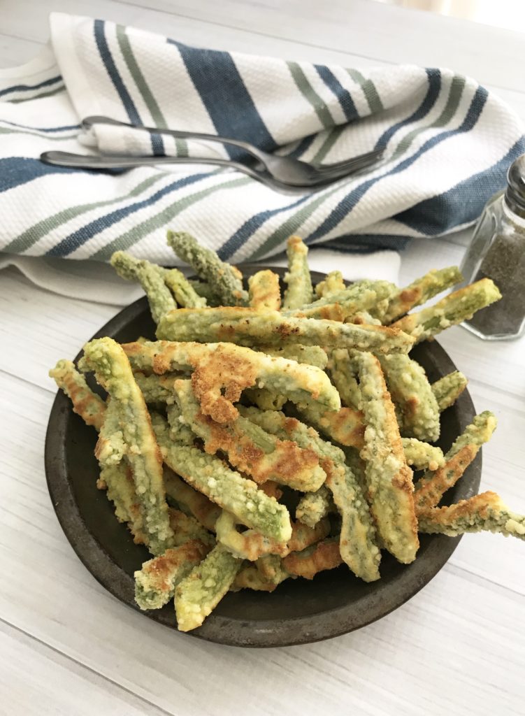 Oven baked green beans, so easy to make and much more healthy then frying! So delicious!