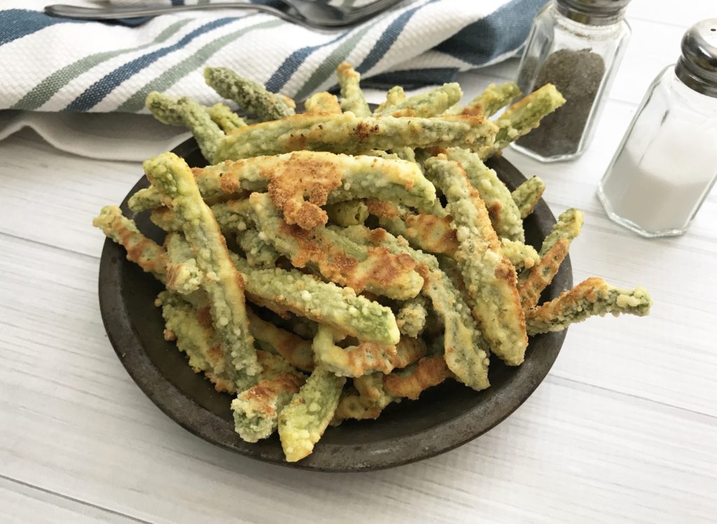 Oven baked green beans, so easy to make and much more healthy then frying! So delicious!