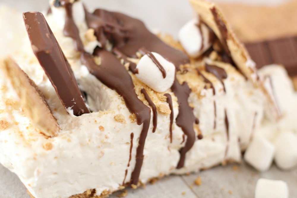 Easy No Bake S'mores Cheesecake recipe - a quick and easy no bake s'mores dessert. Chocolate and marshmallows and cheesecake, so delicious!