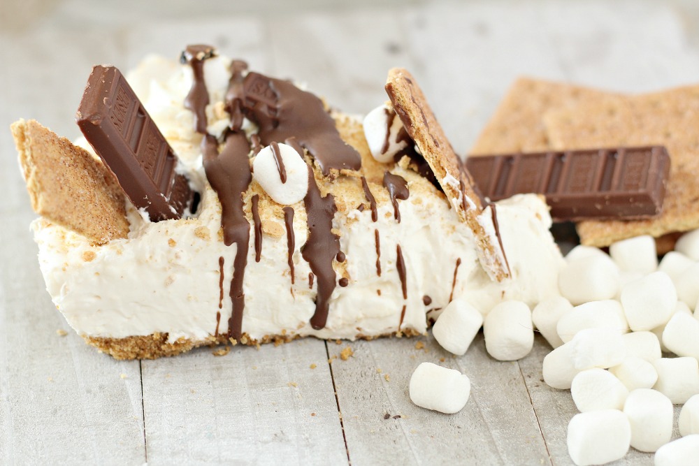 Easy No Bake S'mores Cheesecake recipe - a quick and easy no bake s'mores dessert. Chocolate and marshmallows and cheesecake, so delicious!