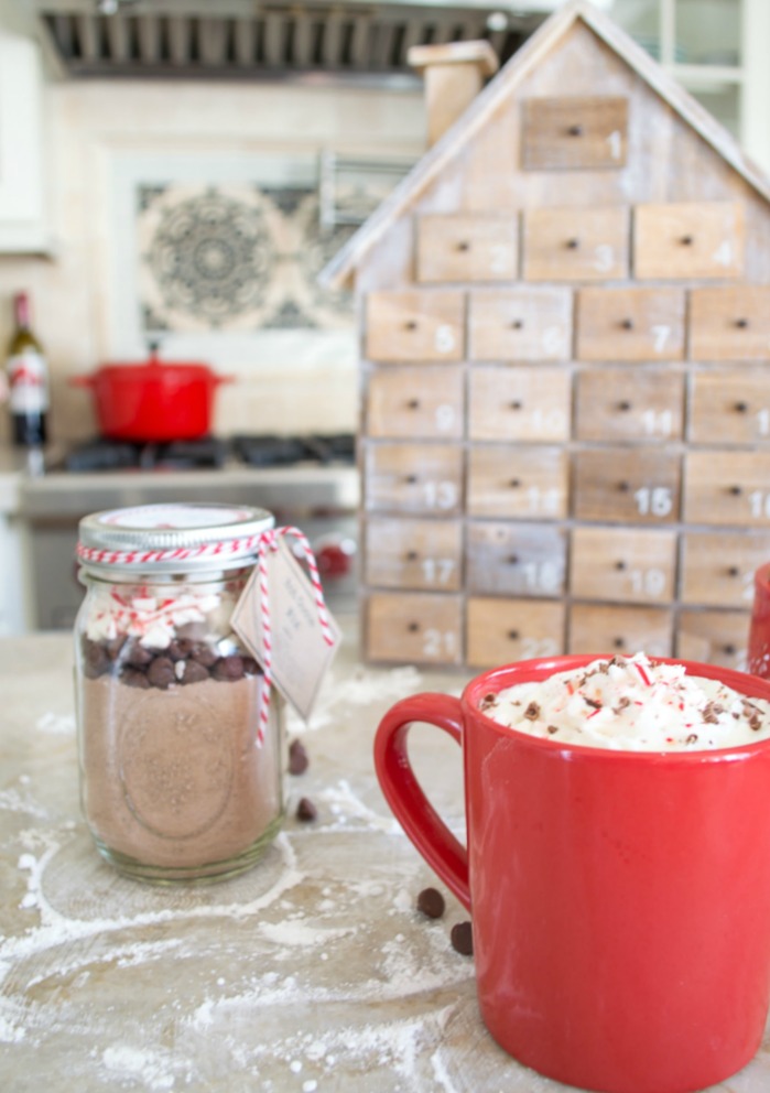 These make the perfect and easiest gifts, Peppermint Hot Coca in a mason jar