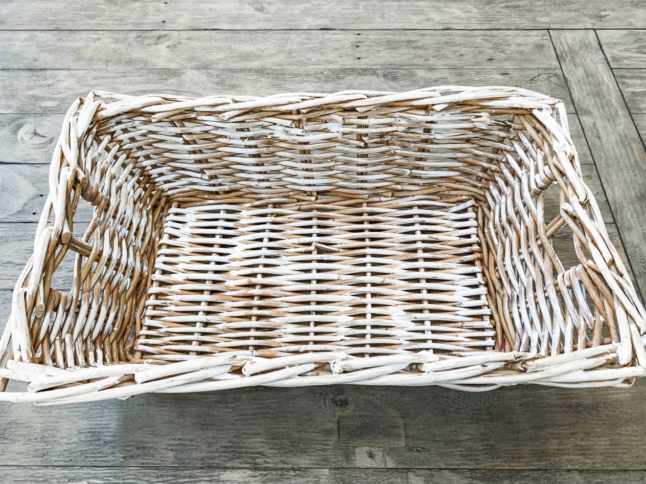 An easy idea how you can revamp and upcycle your old wicker baskets and
