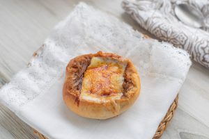 This is the most delicious french onion soup recipe in a bread bowl. French Onion Soup is the perfect comfort food on a cold winters night, everyone will know how much love you put into this meal. Caramelized onions, beef broth, melted gruyere cheese come together to form the most comforting, delicious bowl of French Onion Soup you will ever eat!