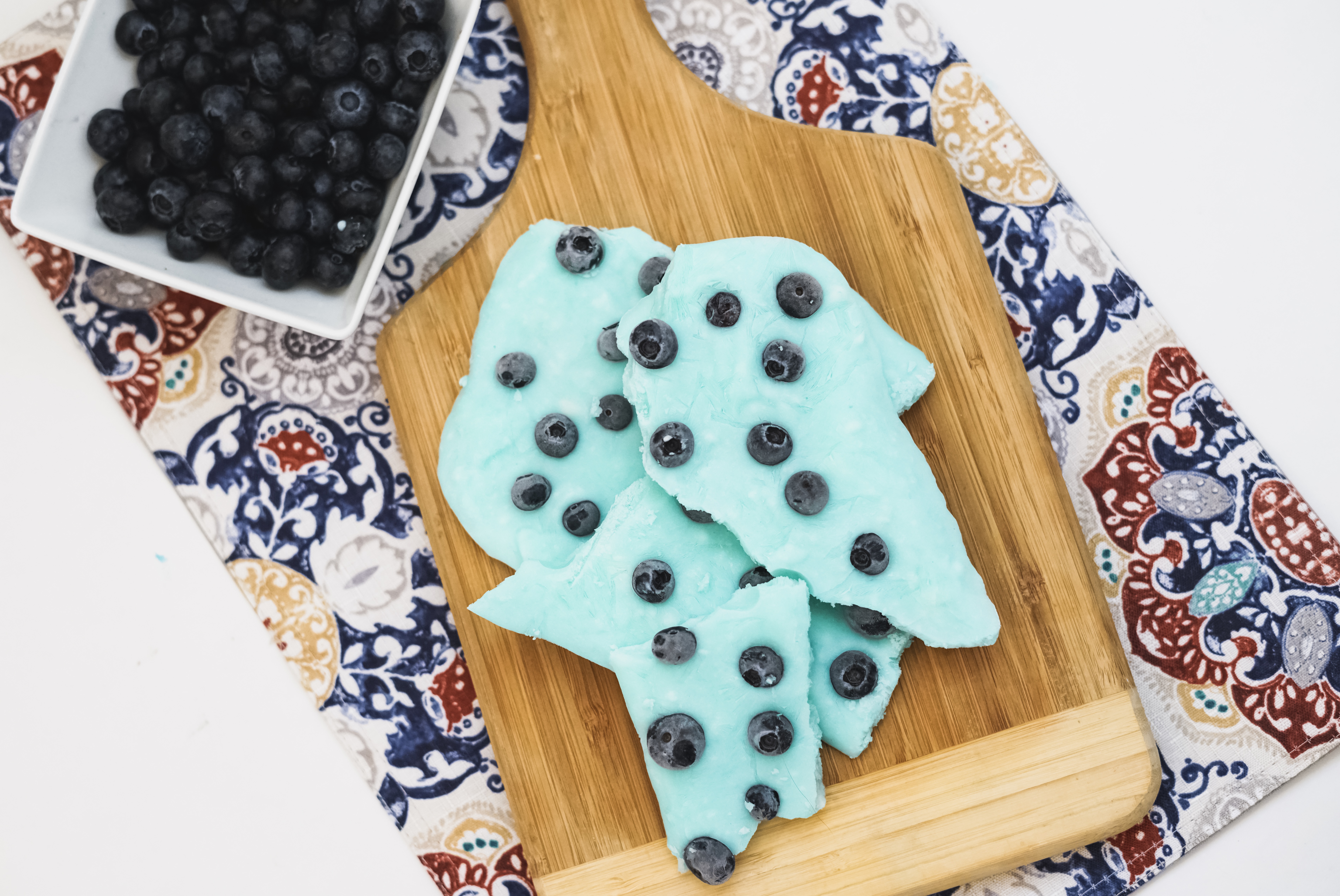 this Make Ahead Blueberry Greek Yogurt Bark is a 2ingredient treat you