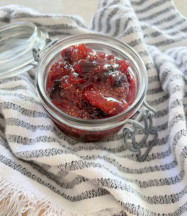 this-super-easy-fig-jam-recipe-made-with-just-a-few-simple-ingredients