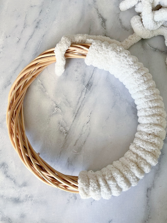 How To Make A Easy DIY Chunky Yarn Wreath for Spring - My Uncommon Slice of  Suburbia