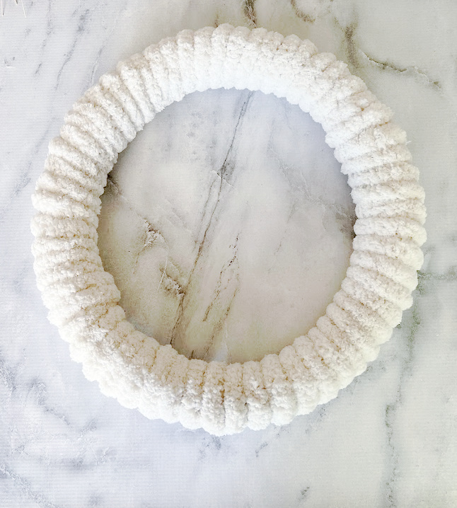 How To Make A Easy DIY Chunky Yarn Wreath for Spring