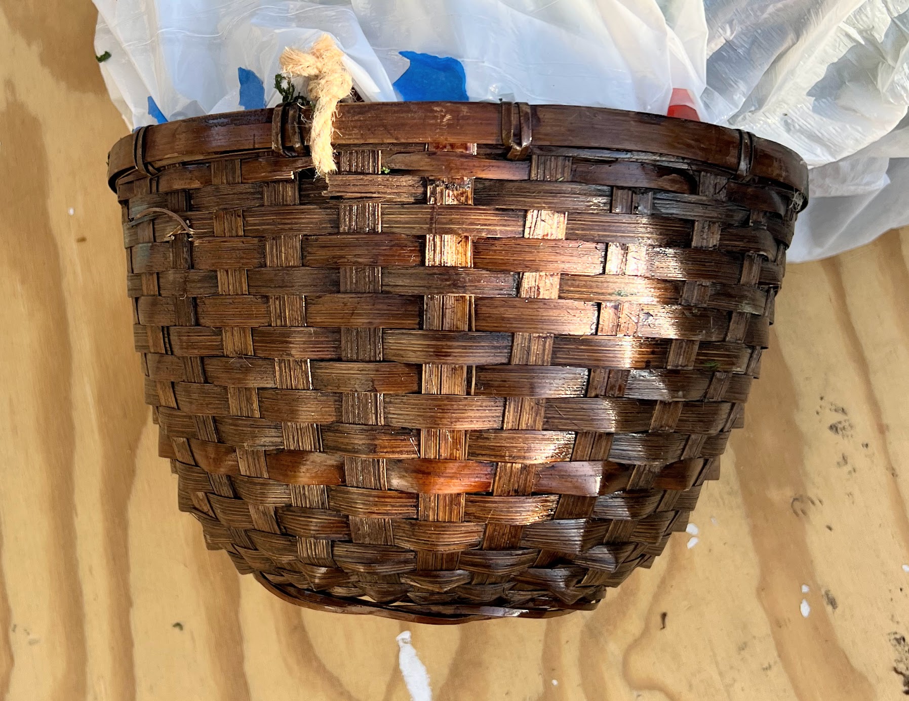 Update wicker baskets with paint to look like natural rattan My Slice of Suburbia