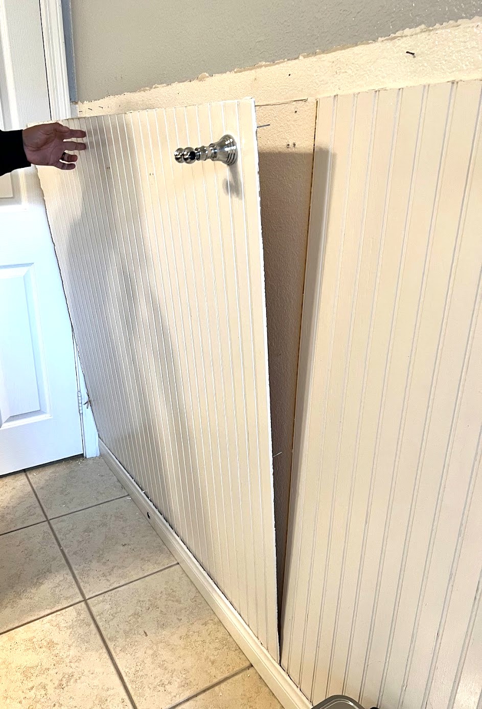 An Easy DIY Beadboard Hook Wall In The Kids' Bathroom